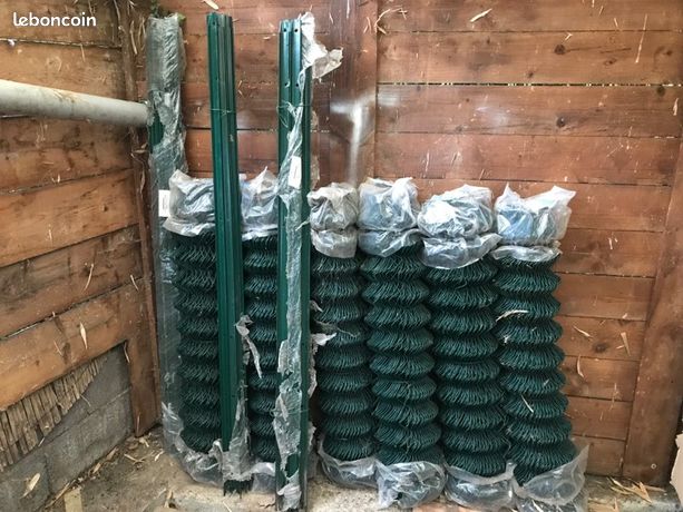 30 piquets de clôture et 6 rouleaux de grillage