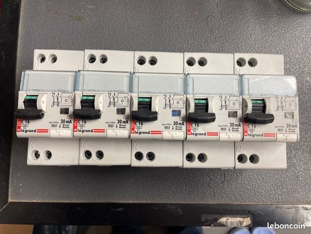 Lot de 5 disjoncteurs 16A-30mA Legrand