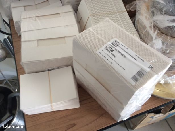 Lot de 589 caissettes sans couvercle