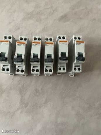 Lot de 6 disjoncteurs merlin Gerin