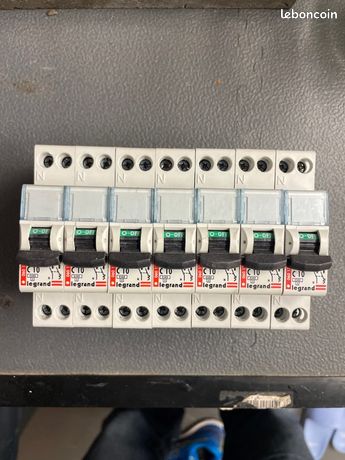 Lot de 7 disjoncteurs 10A Legrand
