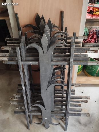 8 grilles en fer forgé