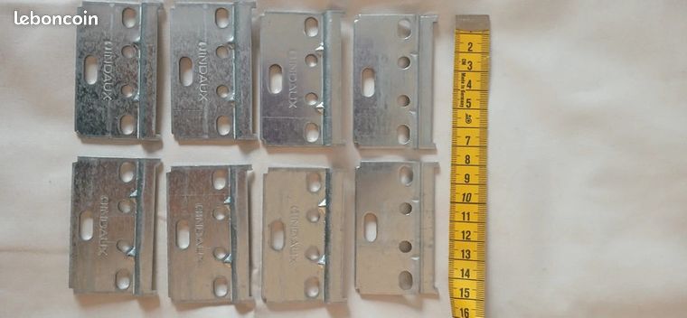 Lot de 8 platines de fixation métalliques Indaux
