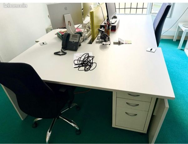 bureaux avec chaises