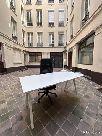 Lot de bureaux + chaises et tiroirs