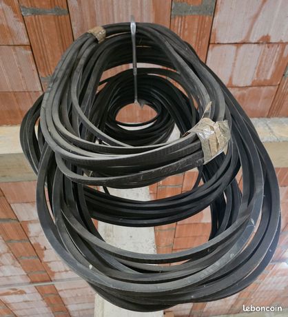 Lot de courroies pour tracteurs ou engins divers