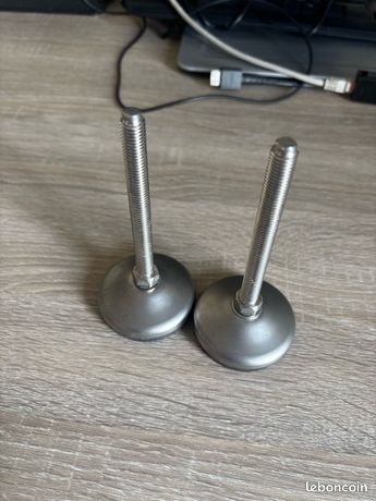 Lot de pieds sur vis