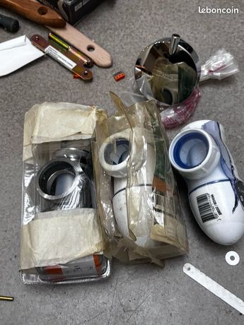 Lot de siphons et accessoires de plomberie neufs emballés