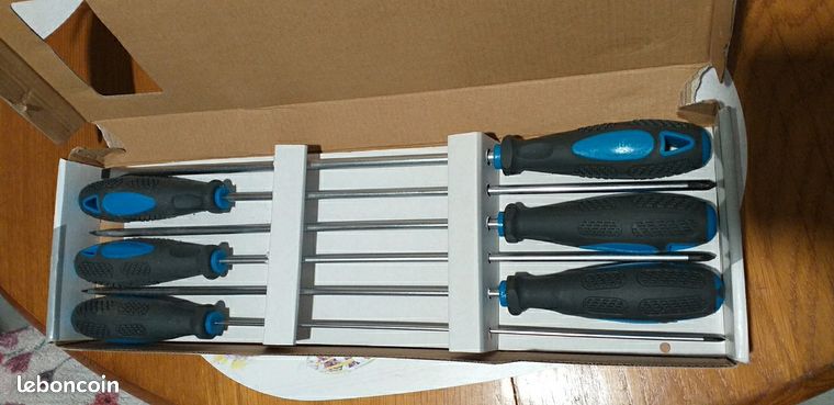 Lot de tournevis longs neufs