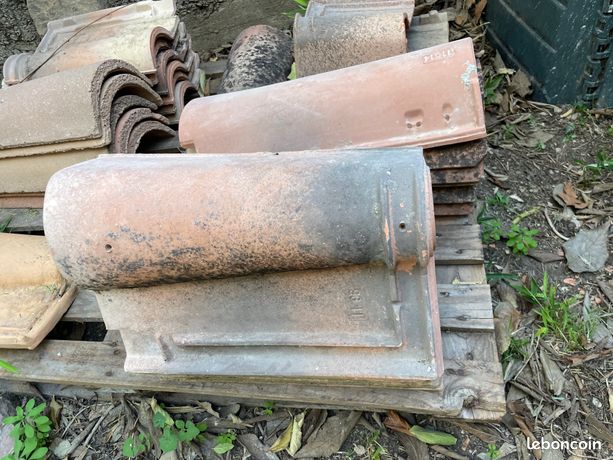 Lot de tuiles mécaniques romanes + tuiles canal + faîtages ciment - Bon état