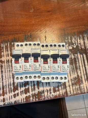 Lot disjoncteur Legrand dnx 3 10a et 16a