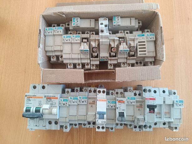 Lot disjoncteur porte fusible et bloc vogi