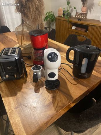 Lot grill pain tefal bouilloire moulinex cafetière dolce gusto une cafetière avec bol et petite teilliere