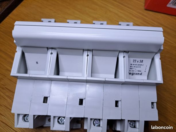 Lot105 Coupe circuit sectionneur LEGRAND 21605