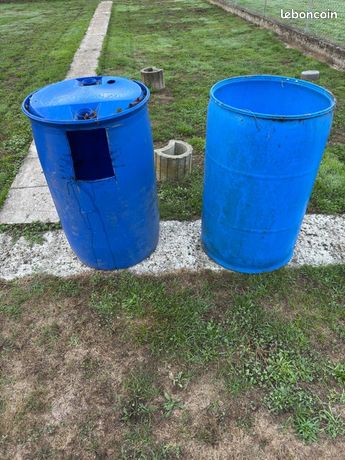 2 gros fûts plastique