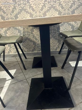 26 chaises ainsi que 13 tables