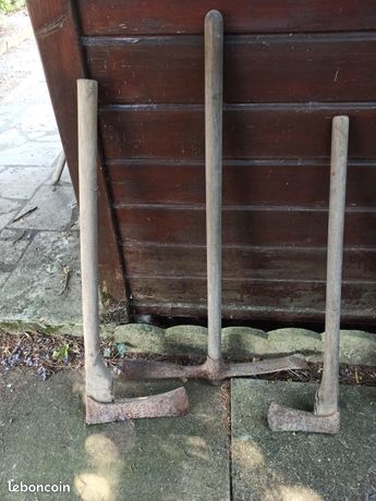 Lots 3 vieux outils haches et pioche