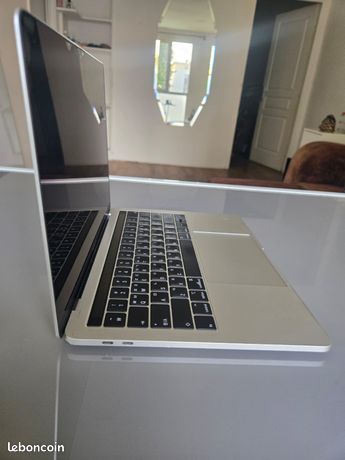 MacBook Pro 13 pouces 16GO 256 GO 24GHz Excellent Etat Grade A 800