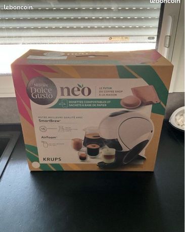 Machine à café Neo Krups et 12 boîtes de capsules Neo Dolce Gusto