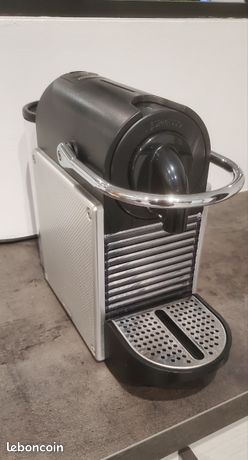 Machine à café Nespresso Magimix PixieParois latérales en aluminiumMatériaux plastique - aluminium - métalCapacité 07 litresCouleur Argenté Pression 19 bar