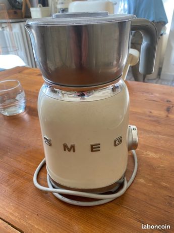 Machine à chocolat chaud / mousse lait SMEG