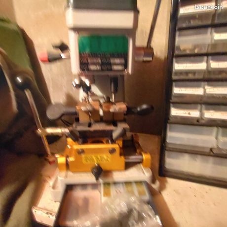 Machine a clés a point et a gorge