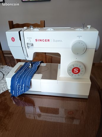 Machine à coudre de SINGER SUPERA