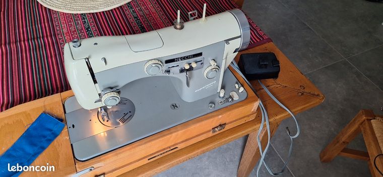 Machine à coudre Necchi vintage