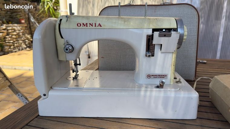 Machine à coudre OMNIA Manufrance