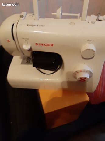 Machine à coudre singer à