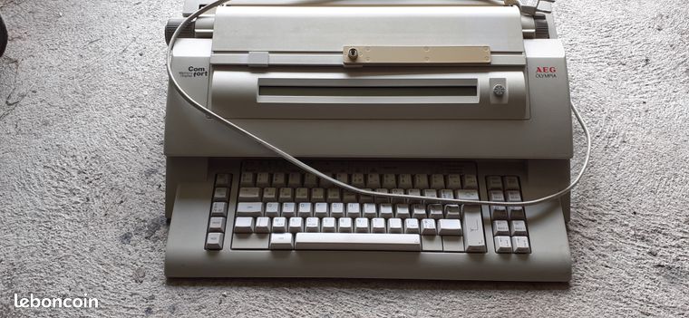 Machine a écrire AEG OLYMPIA