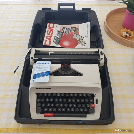 Machine à écrire Hermès 305