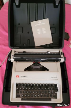 Machine a ecrire portable OLYMPIA
