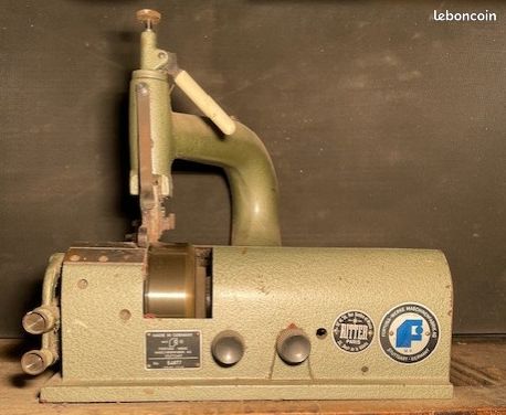 Machine à parer le cuir