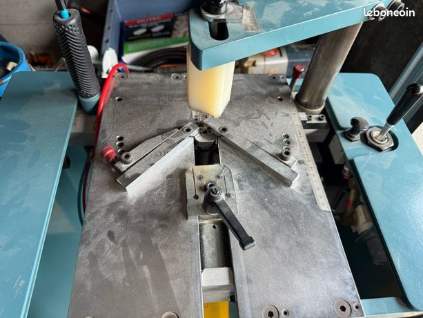 Machine à sertir les cadres pneumatiques