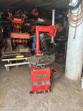 Machine pour démonter les pneus
