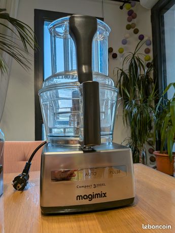 Magimix Compact 3200 XL avec ses accessoires Robot multifonction compact