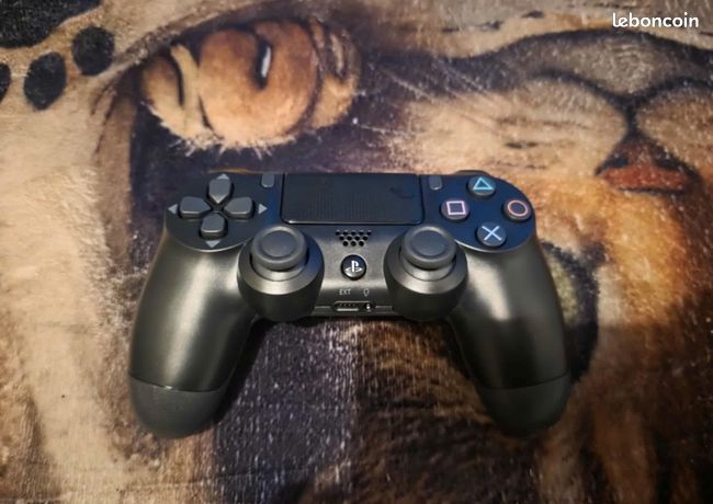 Manette de ps4 en très bon état utilisée 2 ou 3 fois 30 non négociable