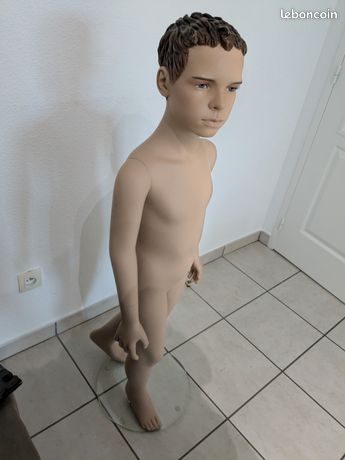 Mannequin de vitrine enfant garçon 6 ans