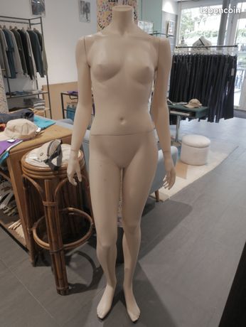 Mannequin femme pour exposition vitrine vêtements