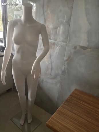 Mannequin femme modulable blanc brillant sans tête jambe avant