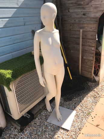 Mannequin fille manque 1 bras