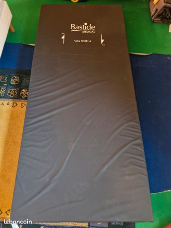 Matelas médicalisé pour un lit en 9p cms