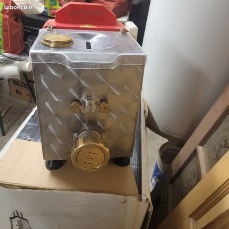 Matériel professionnel machine à pâtes avec deux pièces pour tortilla et tagliatelles très peu servi en parfaite état