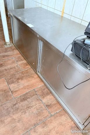 Meuble d'applique en inox ouvrant par deux portes coulissant