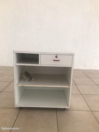 Meuble de caisse sur roulettes