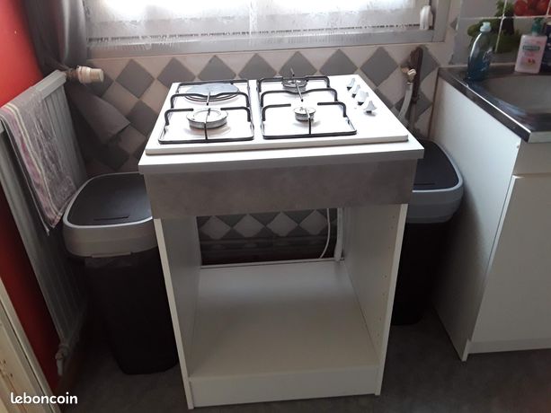 Meuble de cuisson + Plaque 3 feux gaz une plaque électrique + Détendeur et tuyau. l'ensemble. Si groupé de l'électroménager