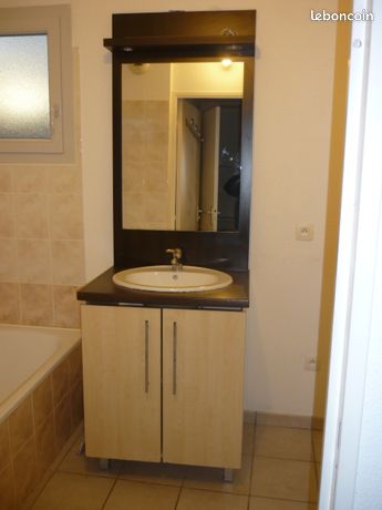 Meuble de salle de bains prêt à être installé