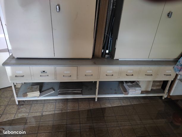 Meuble métallique sur pied avec 8 tiroirs et un espace vide de rangement