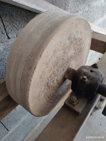 Meule en pierre ancienne